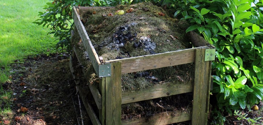 Kompostbehälter gefüllt mit Gartenabfällen