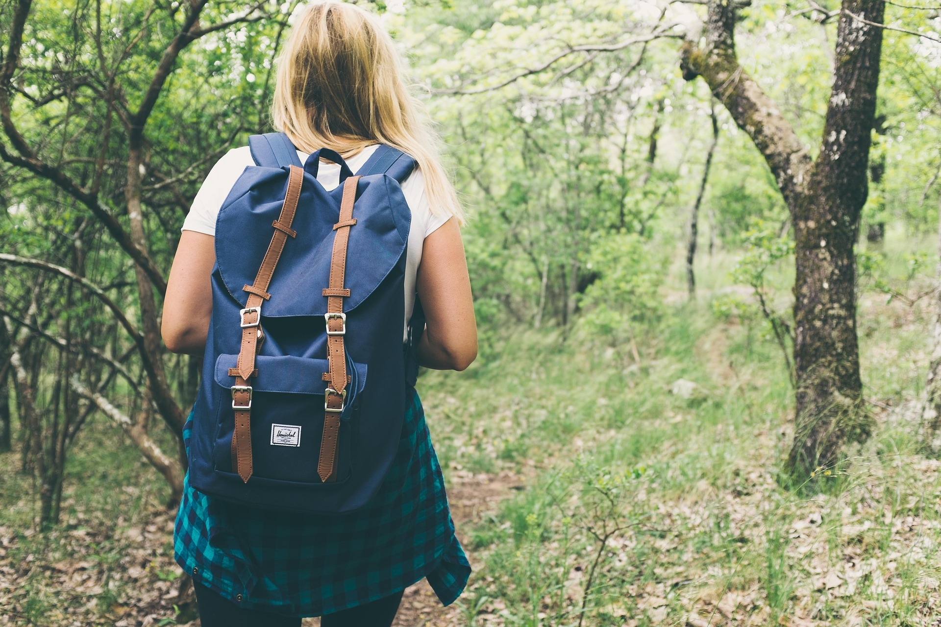 Wanderin mit Rücksack auf eine Tour