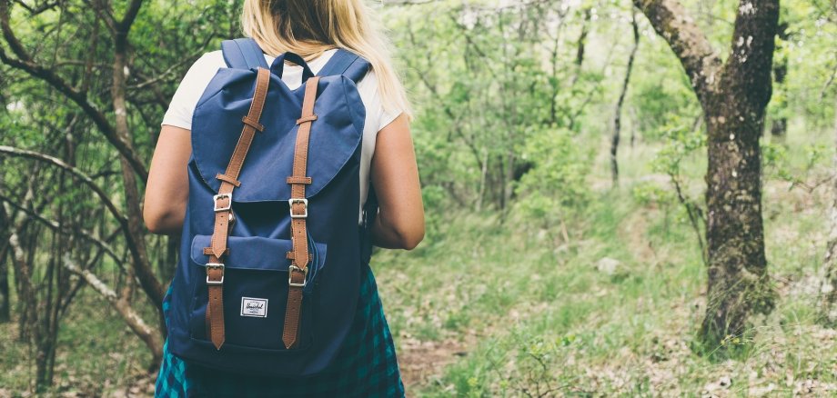 Wanderin mit Rücksack auf eine Tour