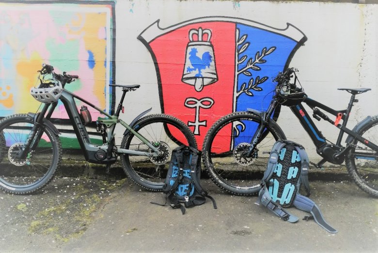 Zwei E-Bikes im Hintergrund Helsa-Wappen