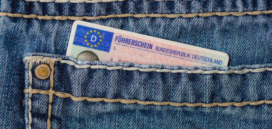 Kartenführerschein nur schmaler Streifen zu sehen aus einer Jeanstasche. 