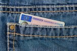 Kartenführerschein nur schmaler Streifen zu sehen aus einer Jeanstasche.
