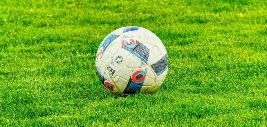 Ball auf saftig grünem Rasen 