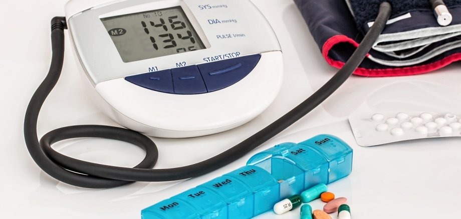 Blutdruckmessgerät und Tabletten zur Symbolisierung  medizinischer Versorgung