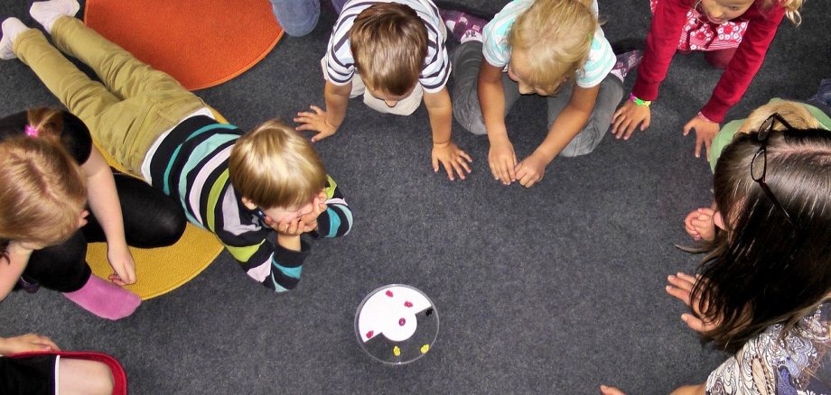 KInderkreis spielt 