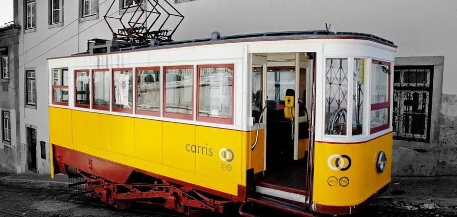 Eine historische Straßenbahn in gelb
