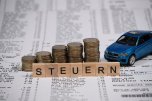 Formulare und ein Schriftzug Steuer