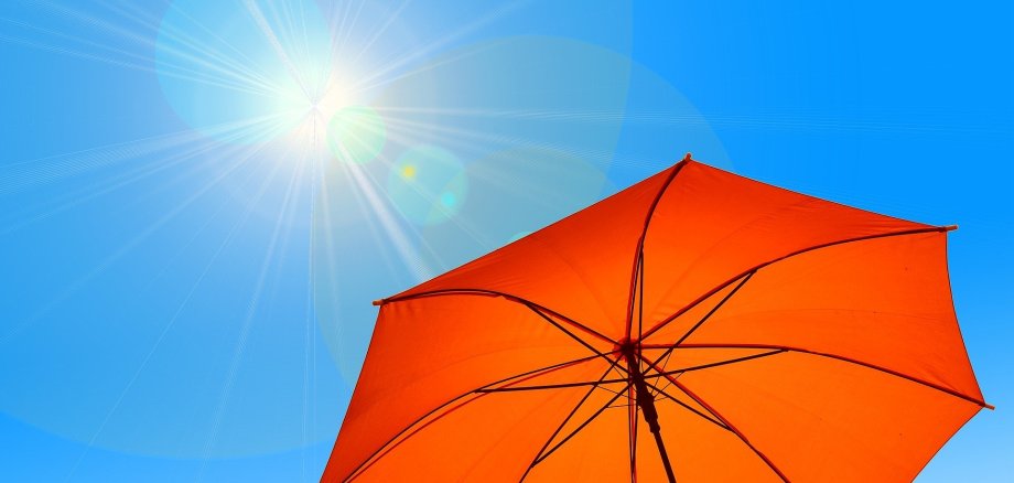 Sonne die auf einen roten Schirm scheint