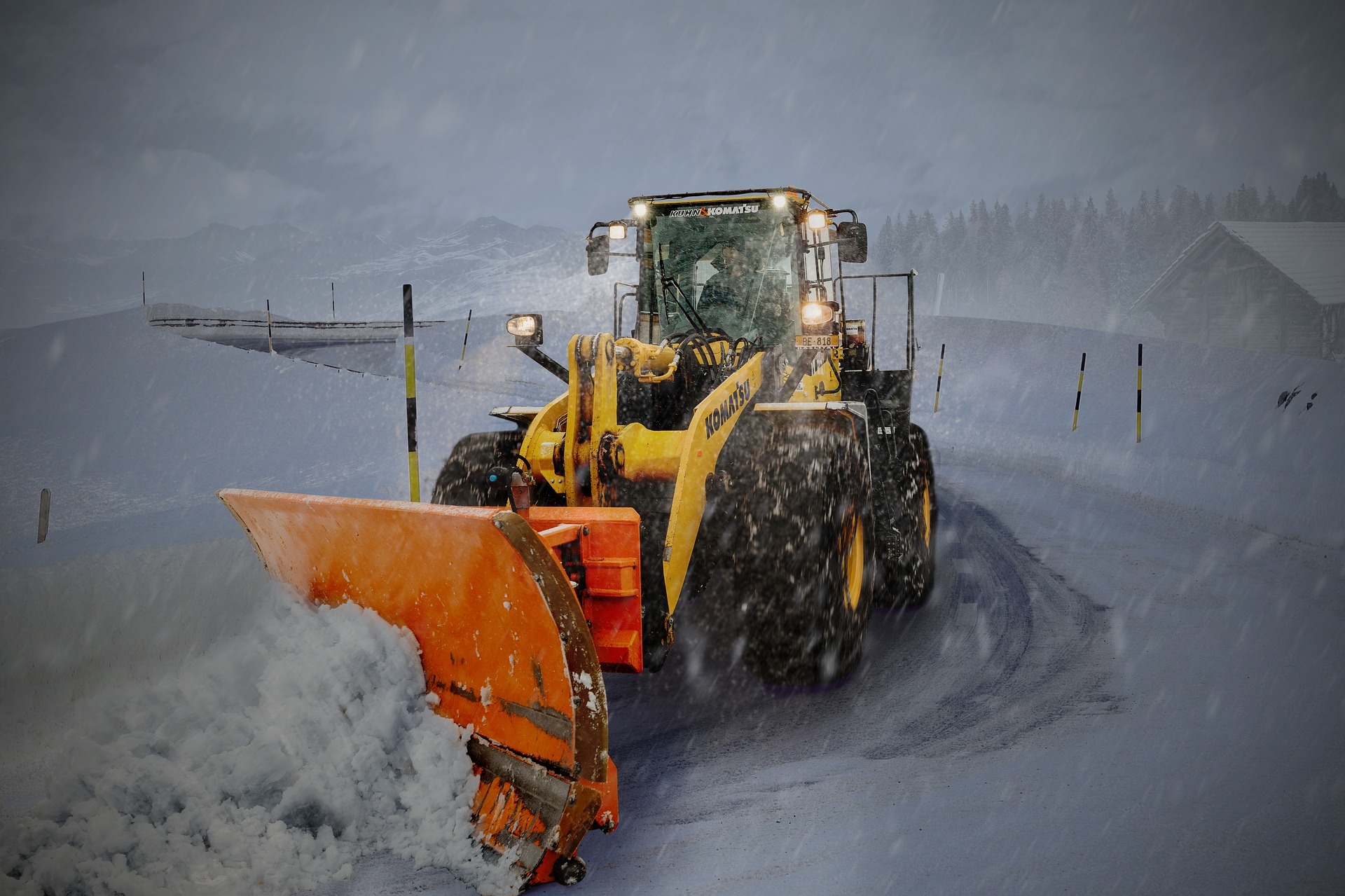 Schneeflug beseitigt Schneemaßen