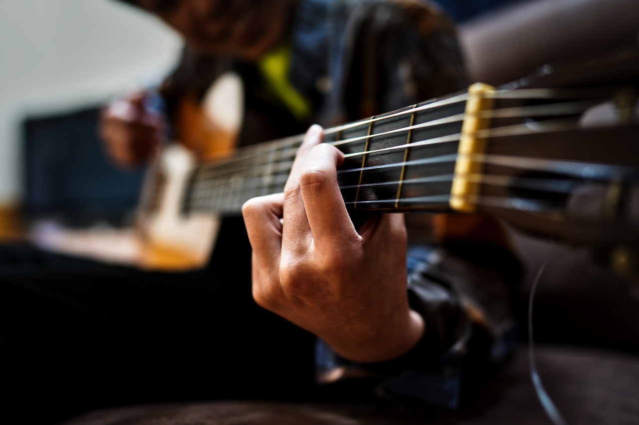 Gitarrengriff und der Musiker