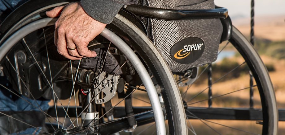 Rollstuhlfahrer der sein Rollstuhl manuell antreibt