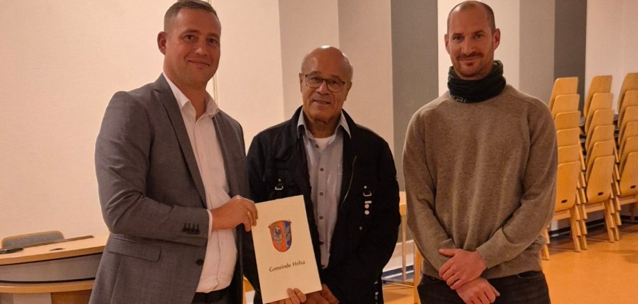 Übergabe Urkunde BGM an Ski-Club Helsa