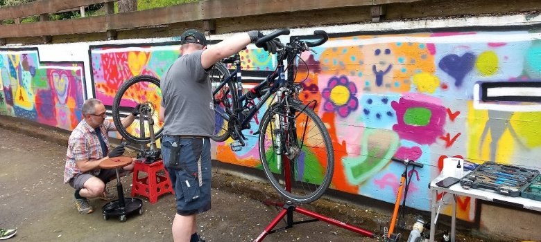 Fahrrad wird durch einen Mann Repariert oder gecheckt