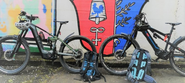 Zwei E-Bikes im Hintergrund Helsa-Wappen
