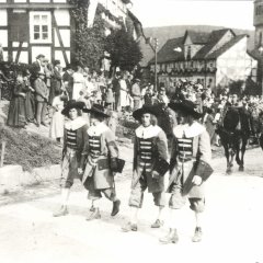 Umzug in historischen Kleidern, eine Pferdekutsche