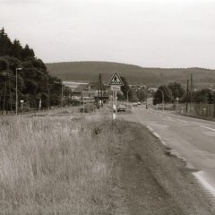 schwarz/weißes Bild , eine Straße -Ortseingang Eschenstruth