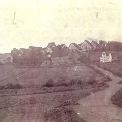 Dorf mit Fachwerkhäusern und Kirche