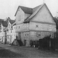 Berliner Straße ca. 1930, zwei Kinder vor einer Haustür,  schwarz/weißes Bild