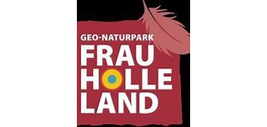 Waage, zwei Hände die aufeinander zugehen. 