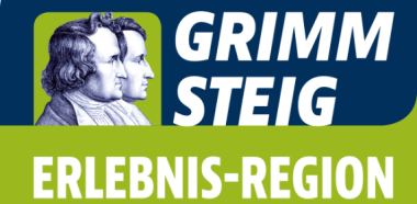 LOGO Grimmsteig Gebrüder Grimm im Profil auf blau grünem Hintergrund. Schriftzug Grimmsteig und dadrunter Erlebnis-Region 
