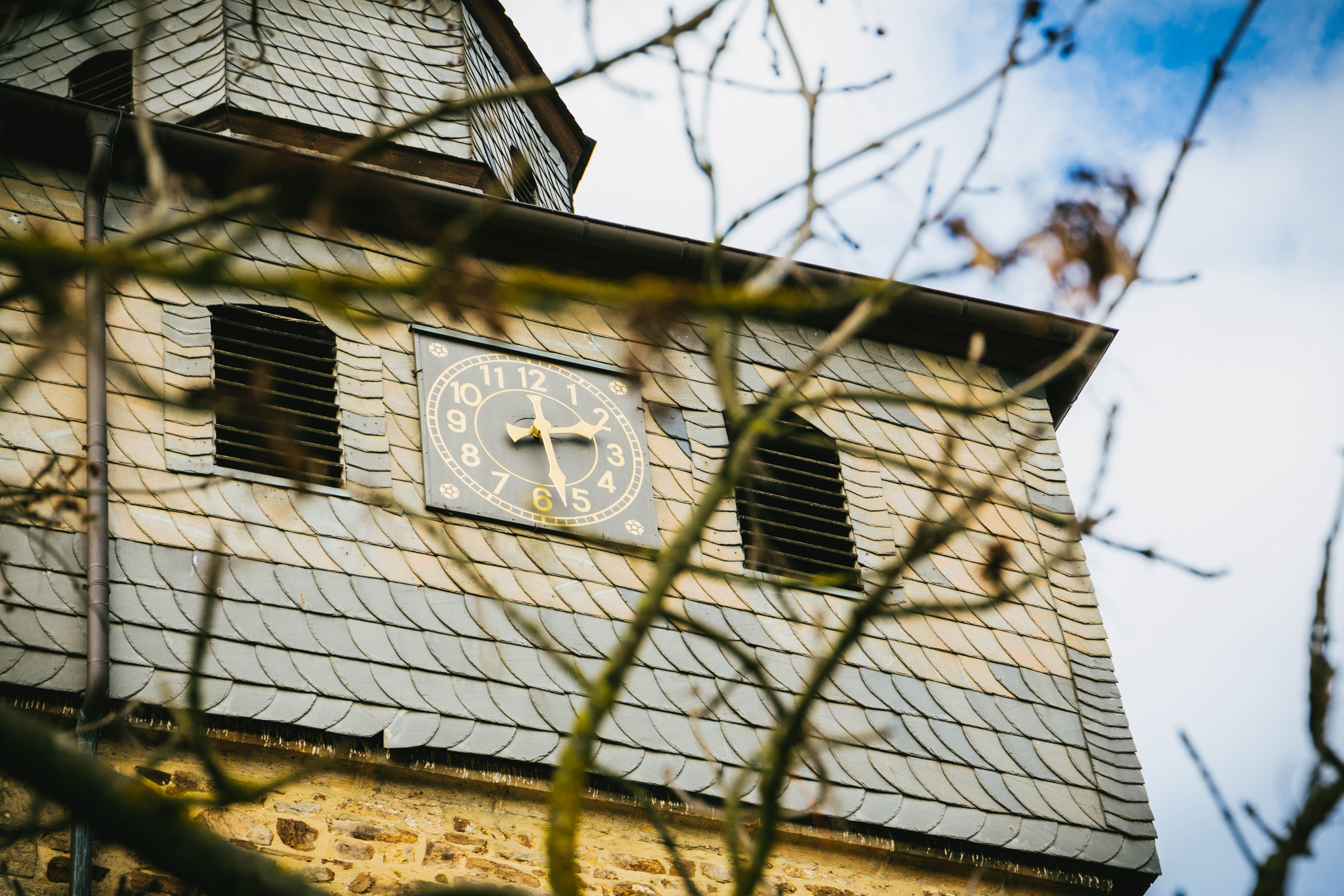 Kirchturmuhr Blick durch die Baumkrone