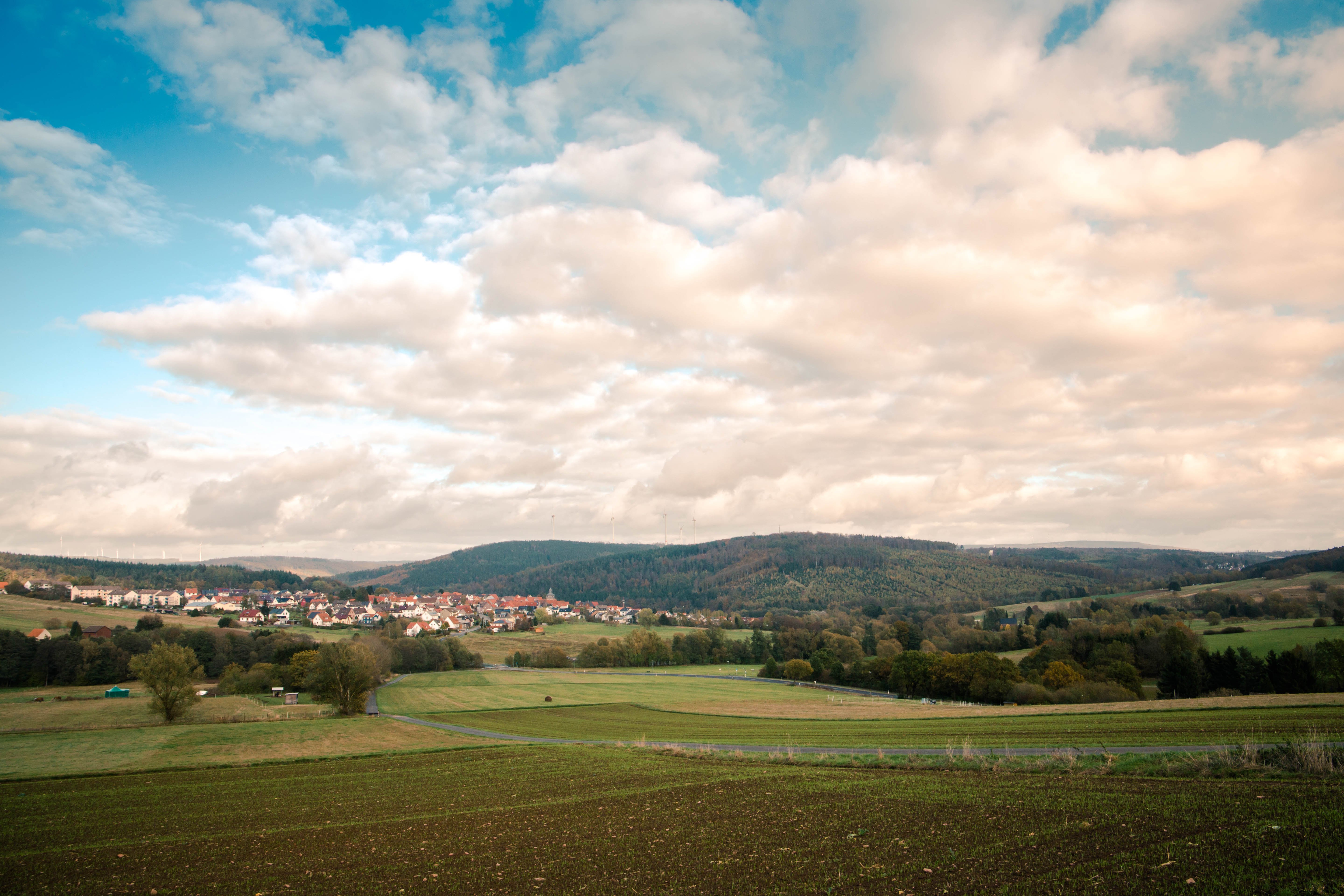 Malerische Landschaftsaufnahme Blick auf ein Dorf