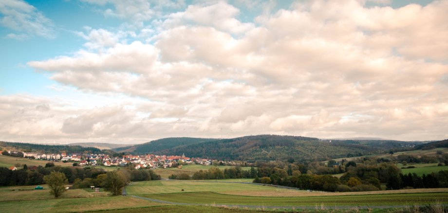Malerische Landschaftsaufnahme Blick auf ein Dorf