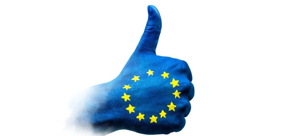 Eine blaue Hand, die Europaflage darstellt
