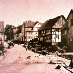 Alte Fachwerkstraße, Frau mit Kind am Wasserbrunnen